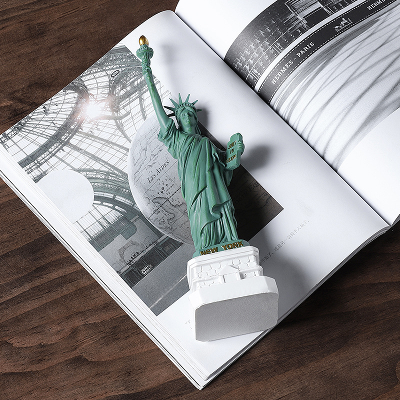 Statue of Liberty Model Office - Travel Accessories New York avaliação e preço